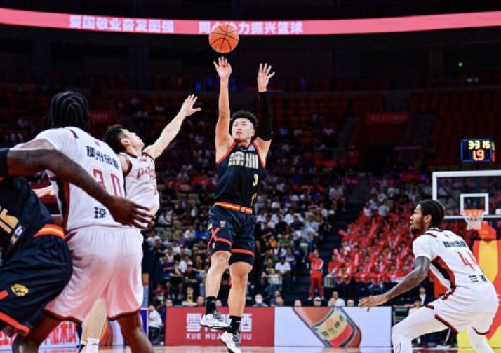 新加坡六合彩-尽显MVP本色！贺希宁17中12砍全场最高32分，正负值+15